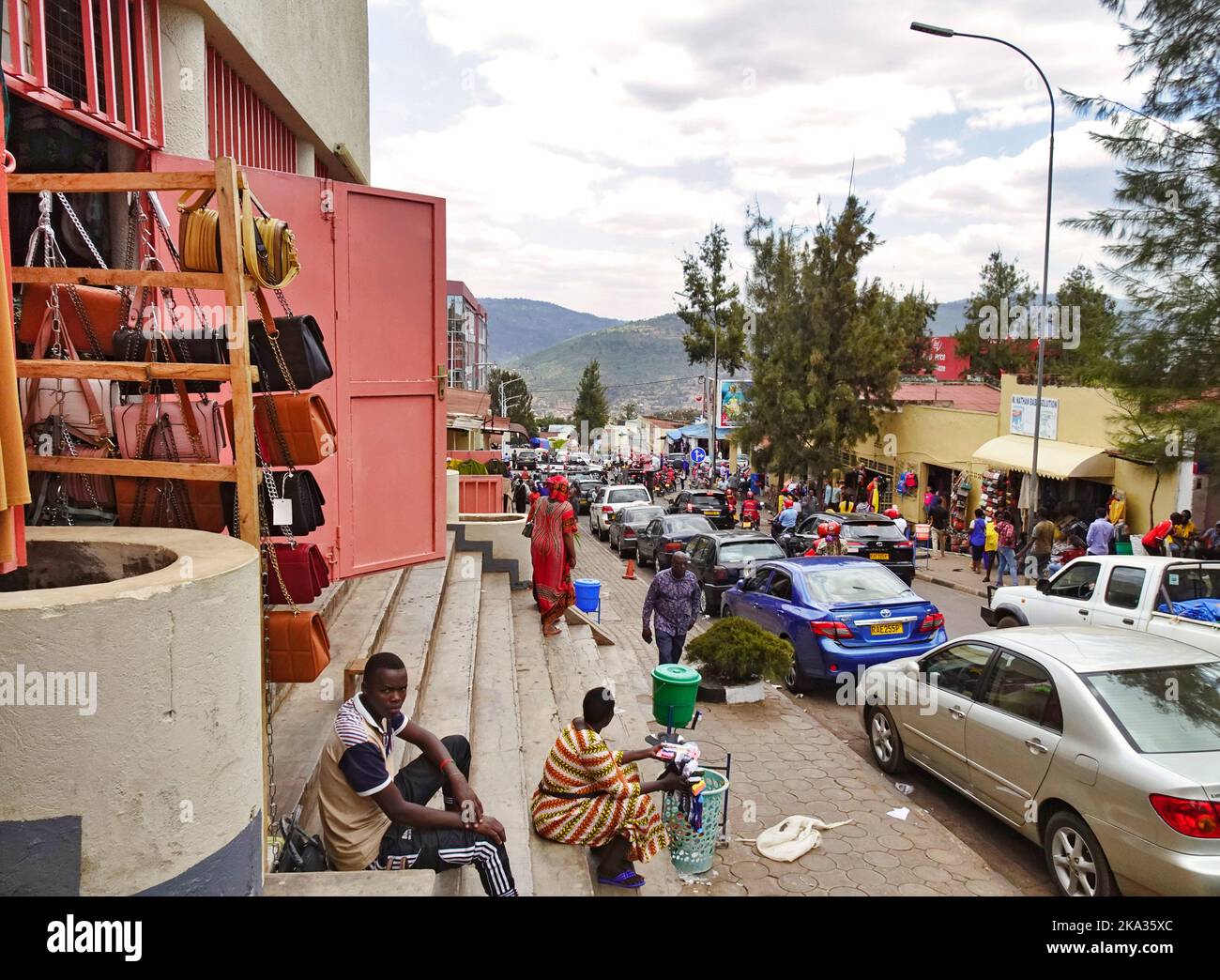 Mercato della città sulla strada KN57 Kigali , Ruanda. Foto Stock