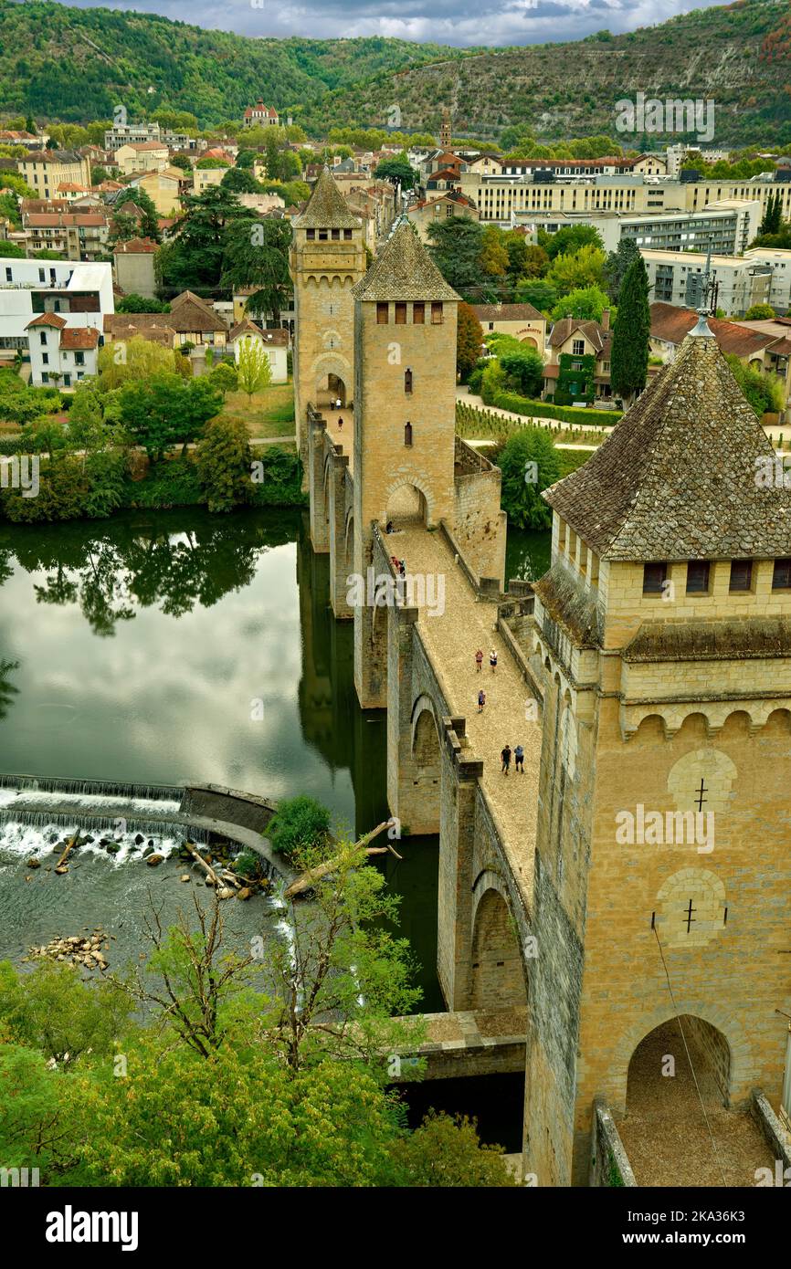 Il Pont Valentré attraverso il fiume Lot a Cahors nella regione Occitanie della Francia meridionale. Foto Stock