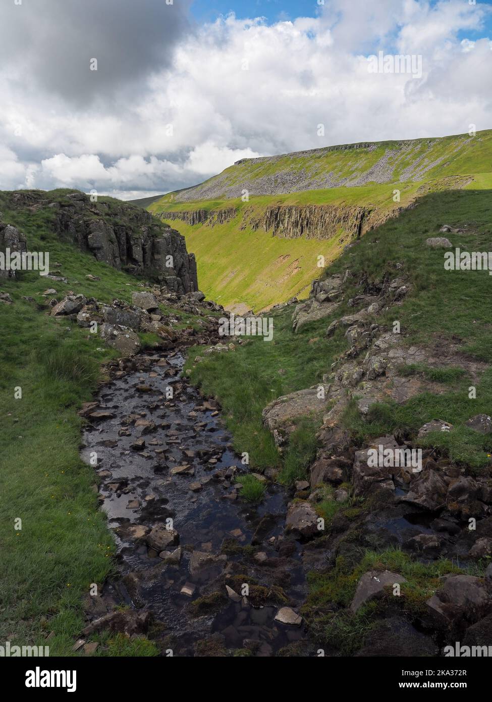 Ruscello che corre su High Cup Nick, Eden Valley, North Pennines, Cumbria Foto Stock
