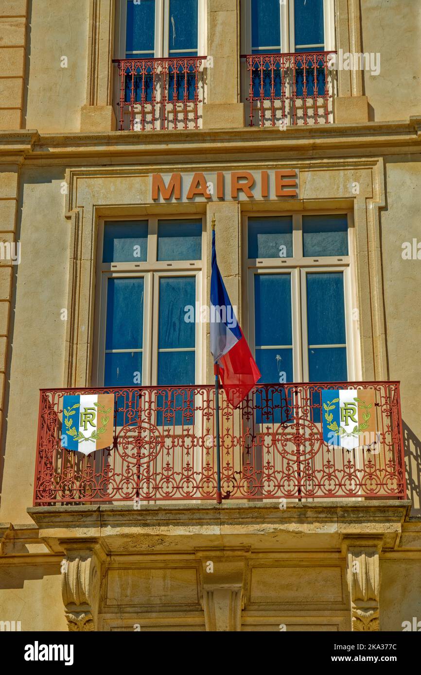Tipico balcone mayoral francese della piccola città. Foto Stock