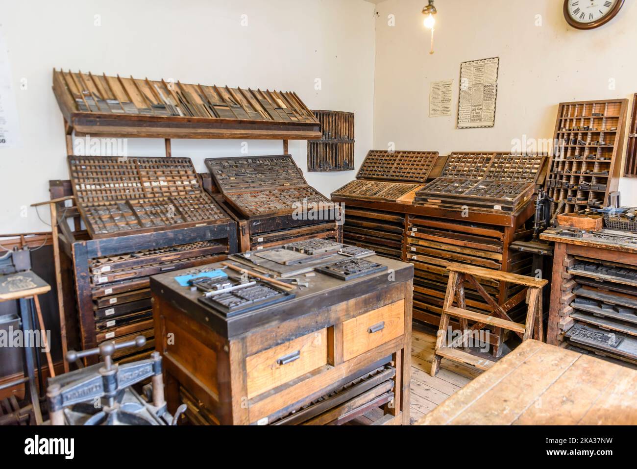 All'interno di un'antica tipografia tradizionale con varie lettere in valigie. Foto Stock