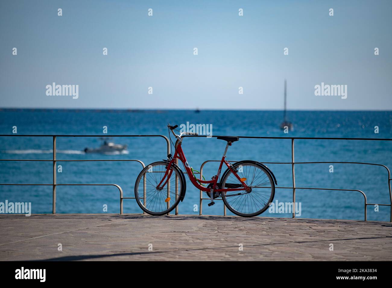 Lavagna Chiavari Riviera Liguria Italy Sept 2022 bicicletta resing contro  ringhiere sopra la spiaggia e il mare Foto stock - Alamy