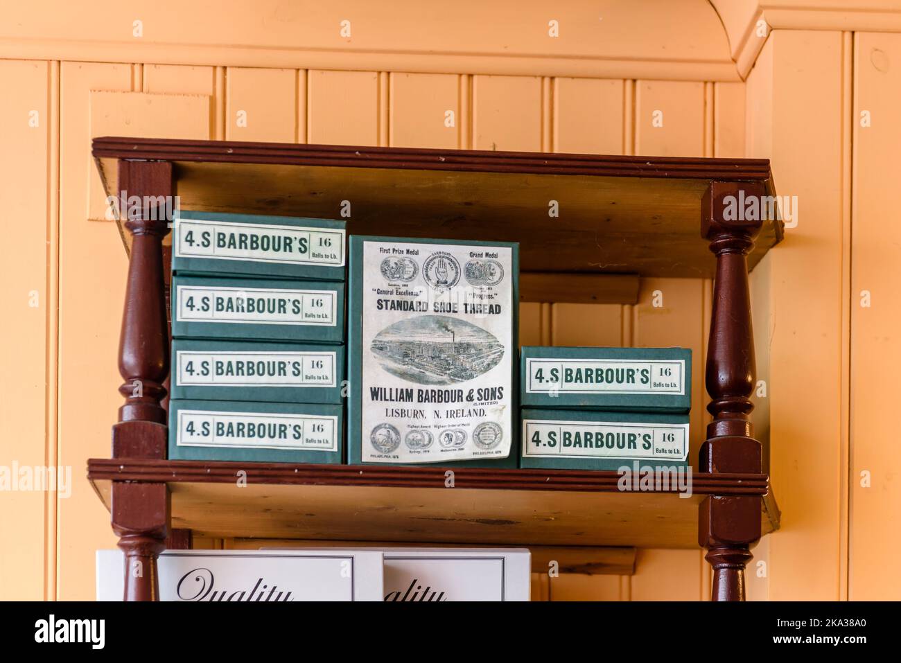 Scatole di fili dal Barbour thread Mill di Lisburn, Irlanda del Nord, che è stato il più grande produttore di fili al mondo durante il 19th cen Foto Stock Scatole di fili dal Barbour thread Mill di Lisburn, Irlanda del Nord, che è stato il più grande produttore di fili al mondo durante il 19th cen Foto Stock