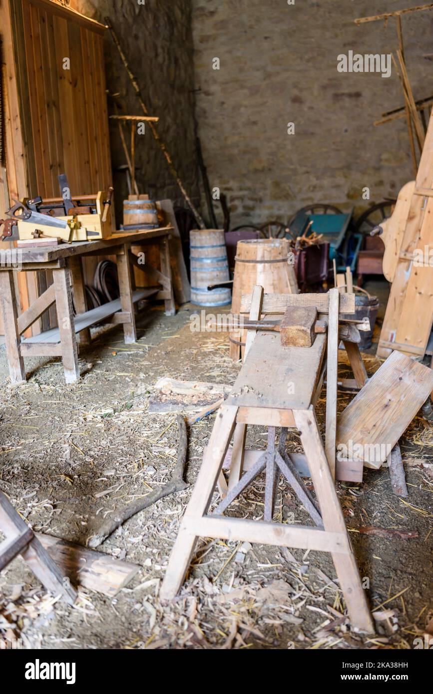 Morsa a piede tradizionale in officina di falegname. Foto Stock