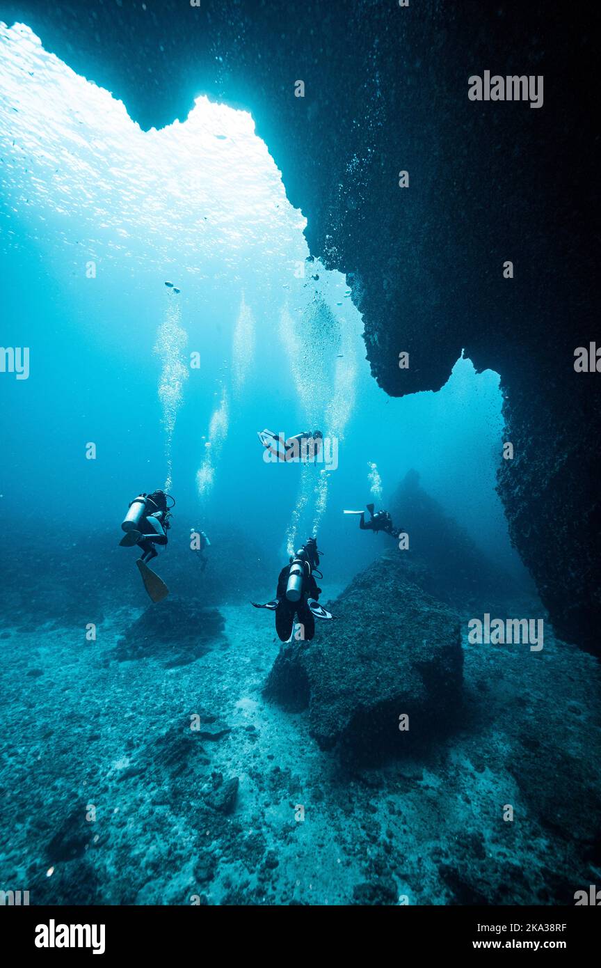 Tuffatori esplorando la grotta sottomarina nel Mare delle Andamane del Sud Foto Stock