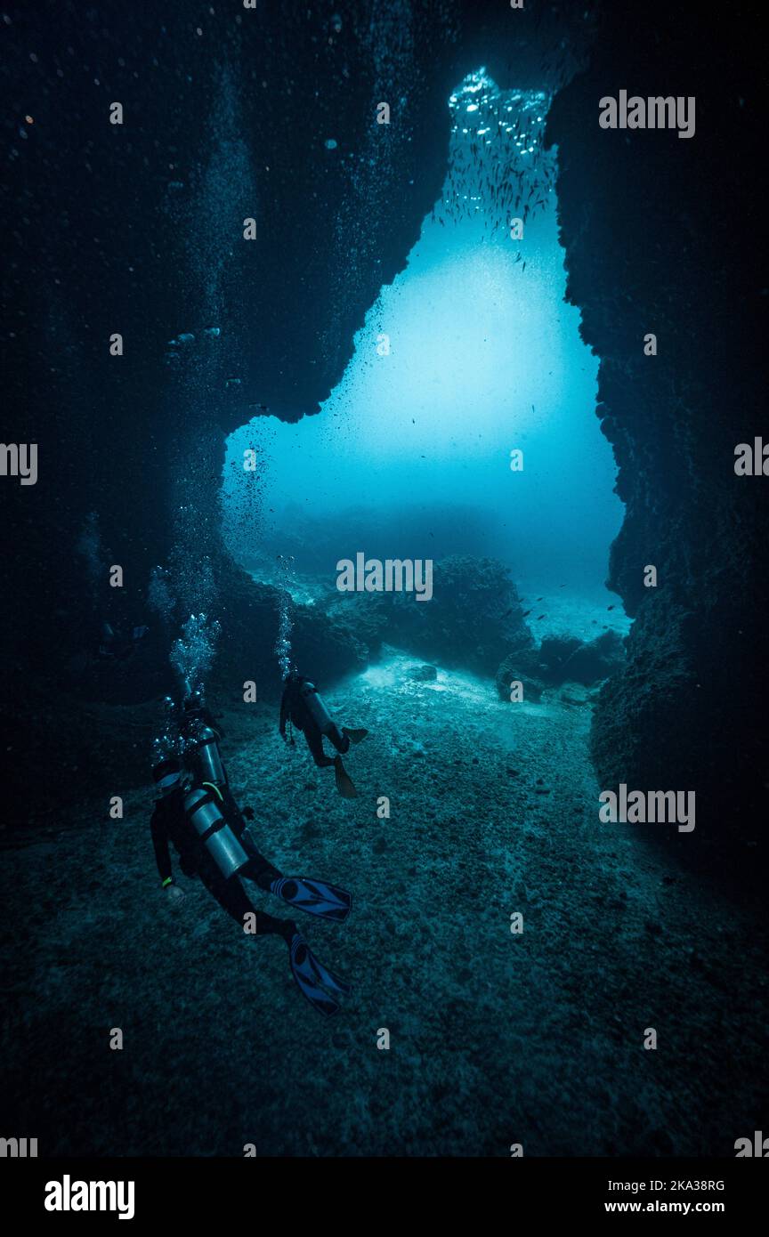 Subacquei esplorando la grotta sottomarina nel Mare delle Andamane del Sud Foto Stock