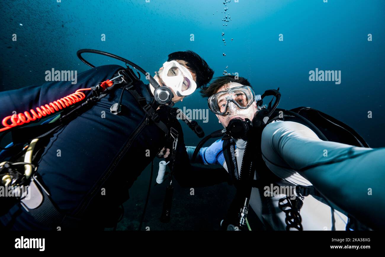 Subacquei che prendono selfie durante un tuffo nel golfo della Thailandia Foto Stock