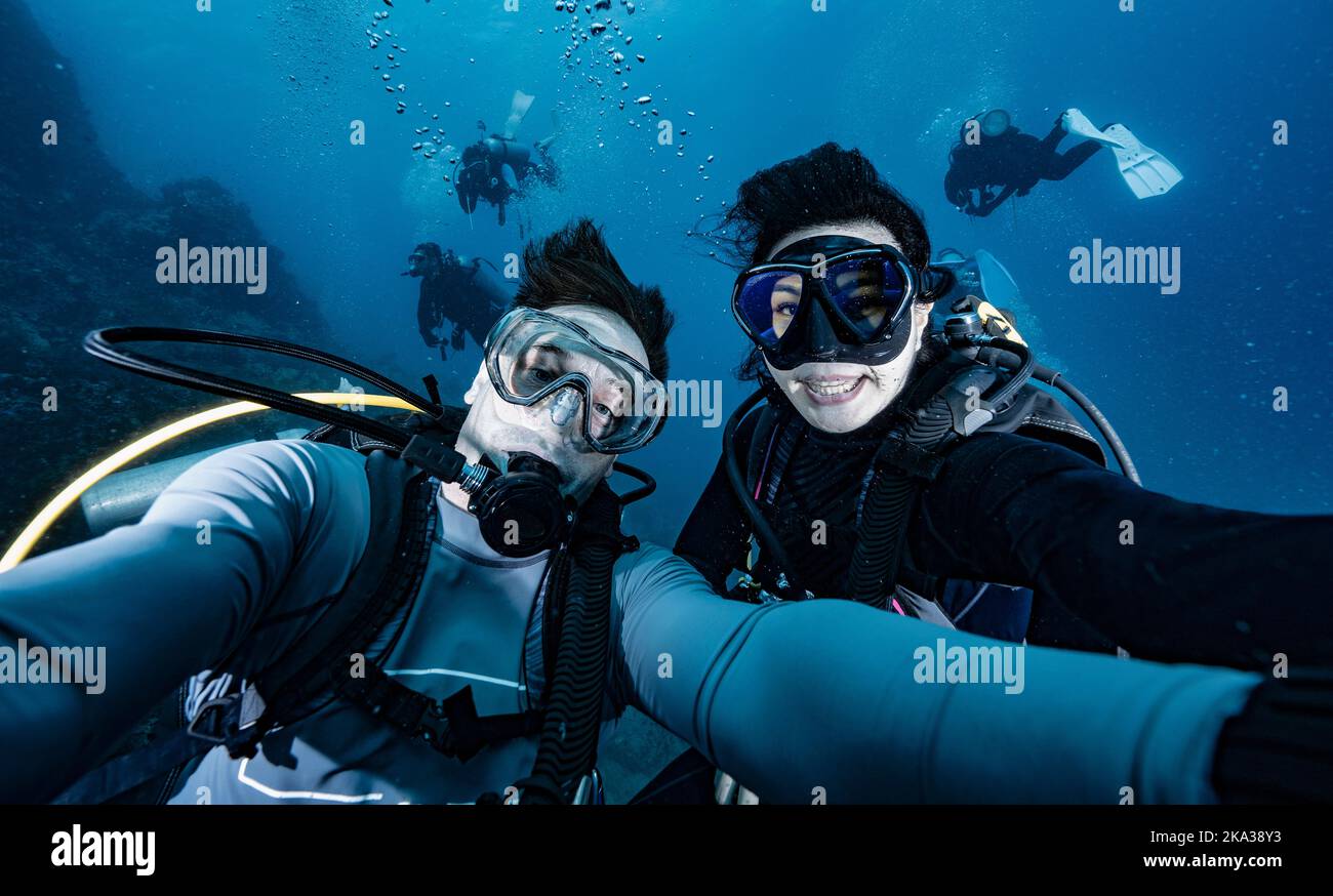 Coppia che prende un selfie sott'acqua nel golfo della Thailandia Foto Stock