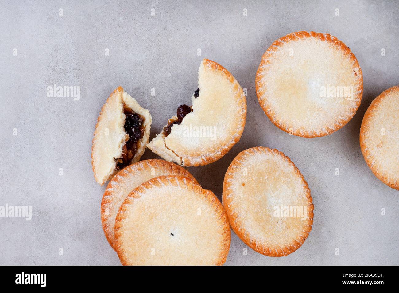 Frutta di Natale mince torte sulla superficie grigia con un sacco di spazio copia Foto Stock