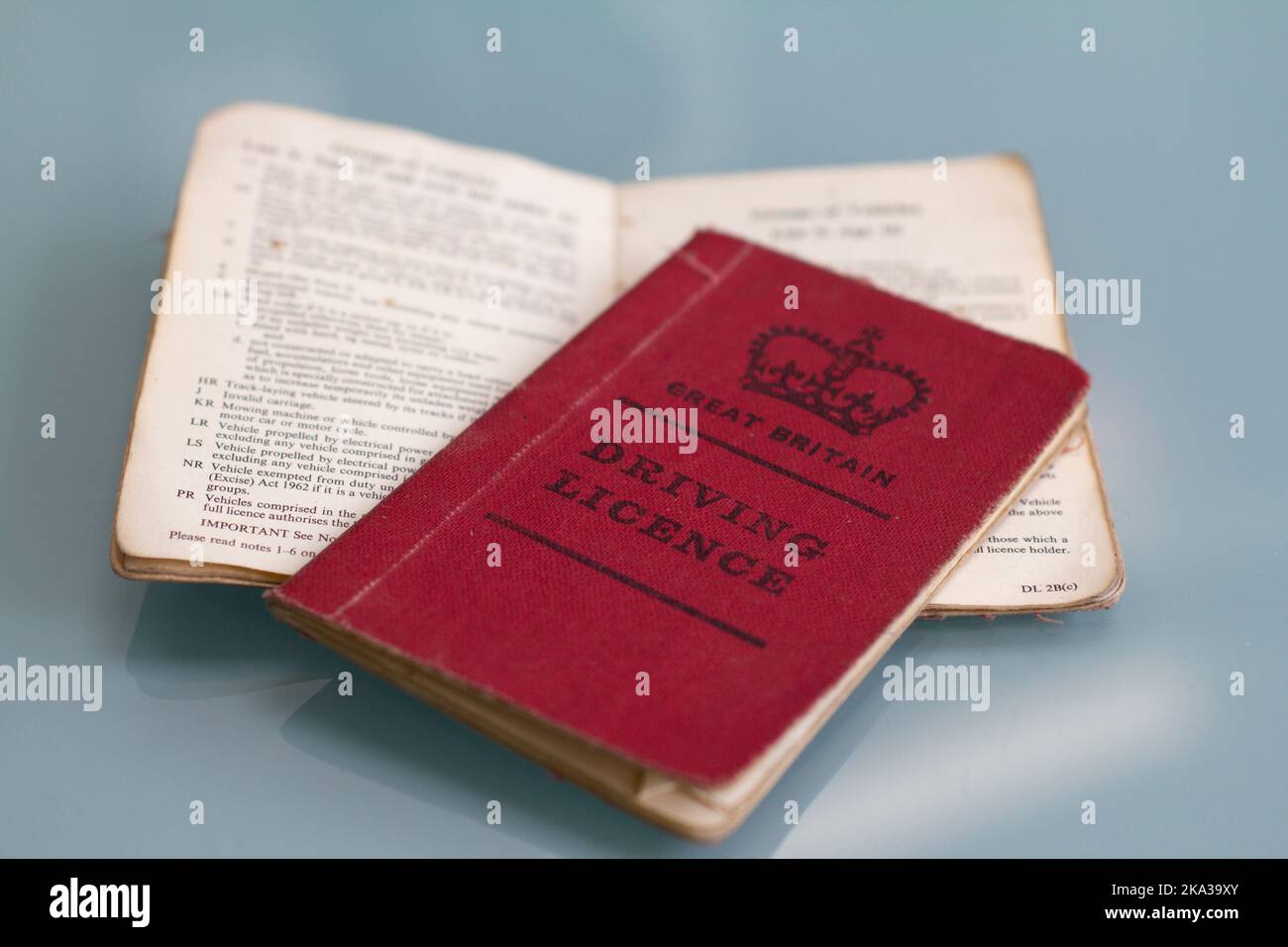 Patente di guida britannica legata alla biancheria rossa all'inizio degli anni '70 Foto Stock