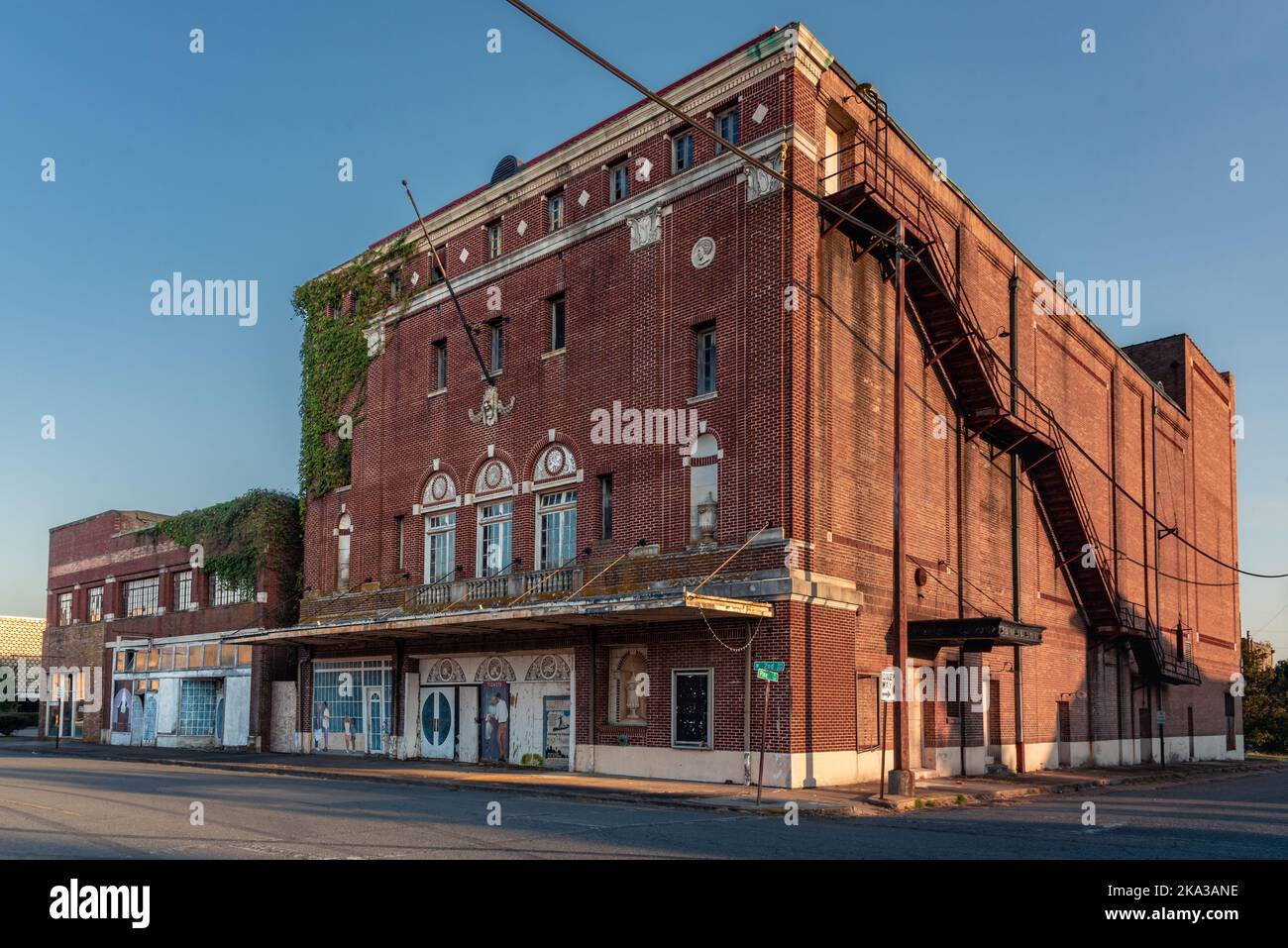Il Saenger Theater, un palazzo del cinema abbandonato, costruito in stile revival classico in mattoni rossi, Pine Bluff, Jefferson County, Arkansas, USA. Foto Stock