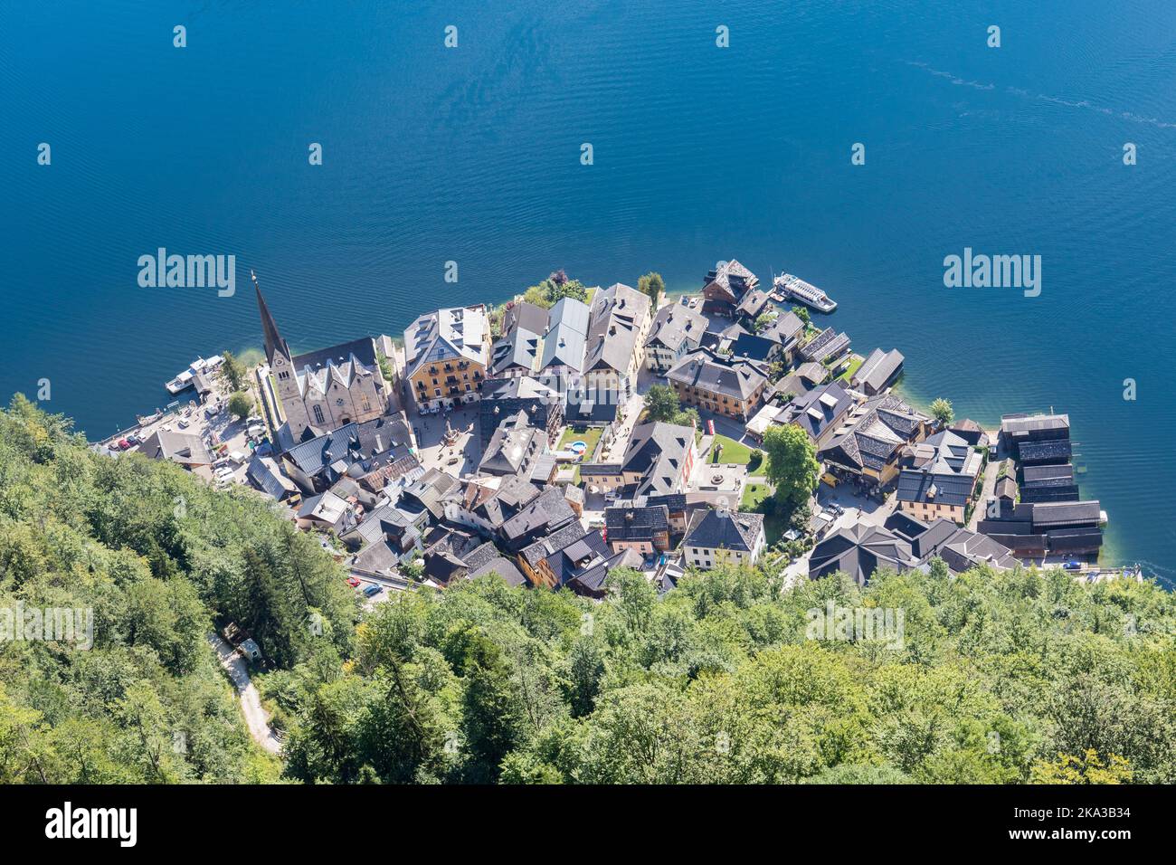 Vista aerea del lago Hallstatt e del villaggio di Hallstatt, Salzkammergut, alta Austria Foto Stock