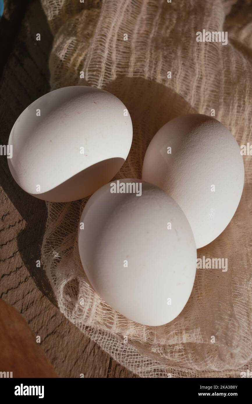 Primo piano di uova bianche su un tovagliolo. Foto Stock