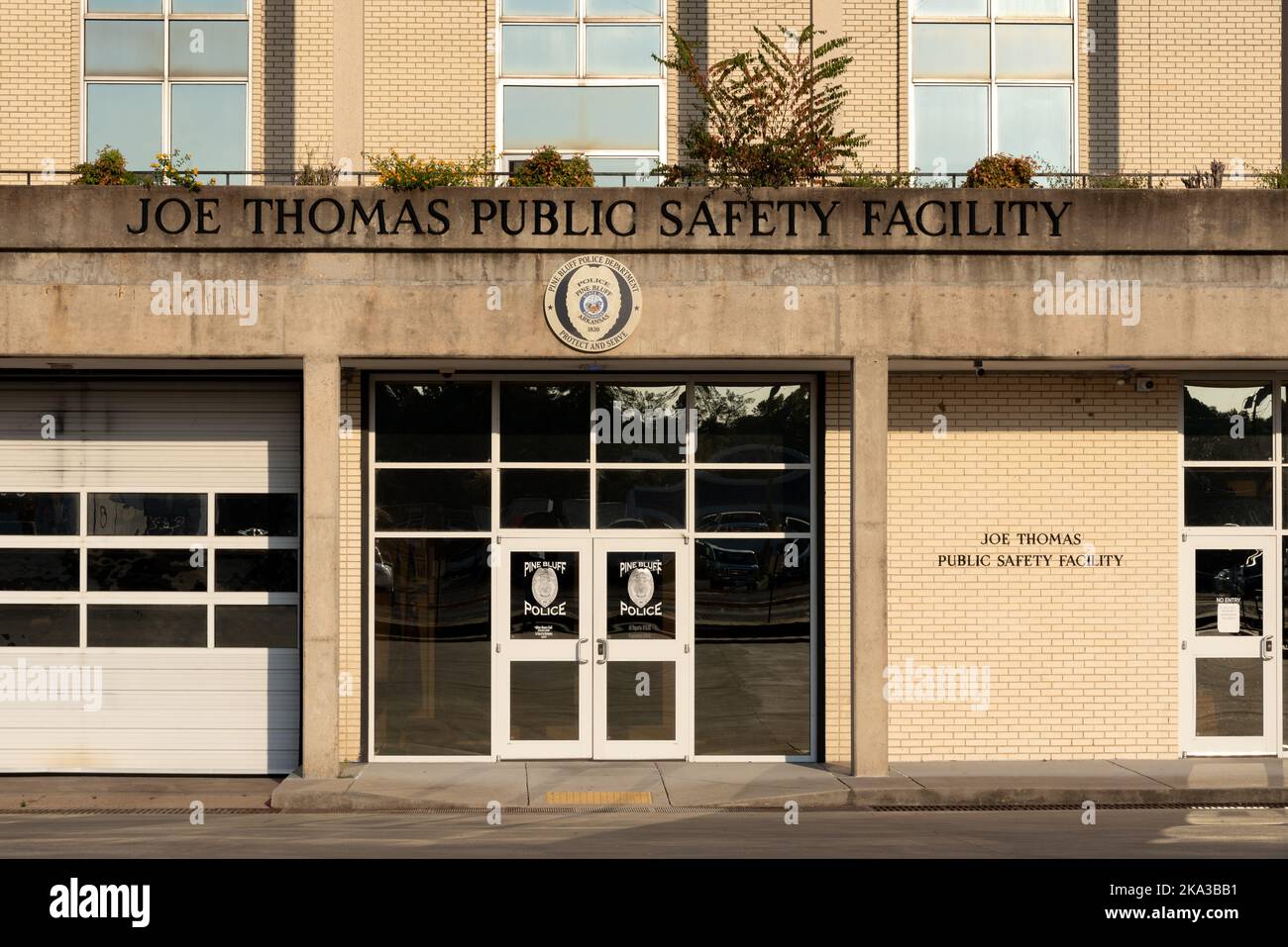 L'esterno della struttura di sicurezza pubblica Joe Thomas, Pine Bluff Police Department, a Pine Bluff, Arkansas. Foto Stock