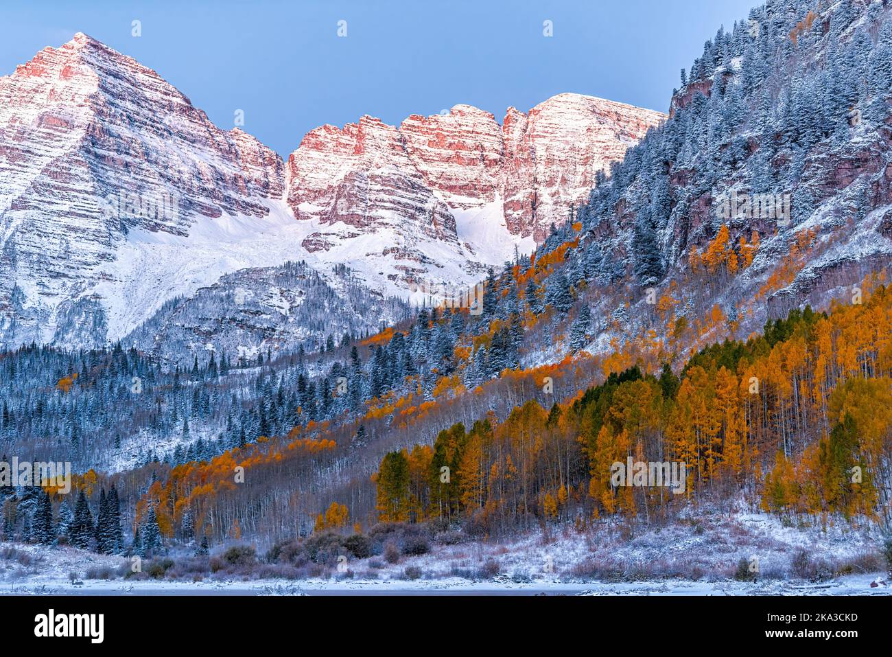 Primo piano del Maroon Bells alba alba alba in Aspen, Colorado montagna di alce rosse con montagne rocciose nel tardo autunno con neve d'inverno coperto picco Foto Stock