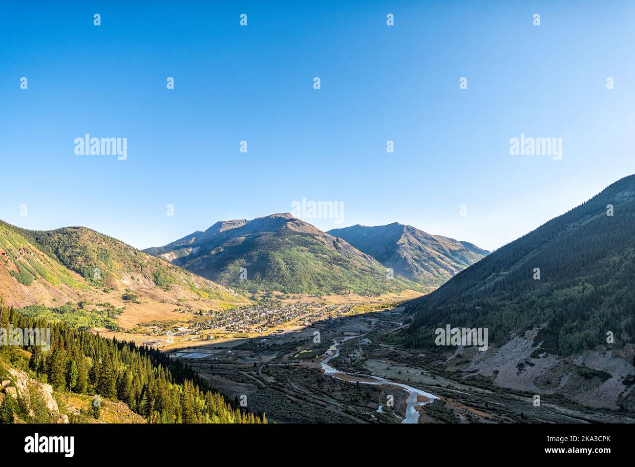 Vista aerea grandangolare della piccola città mineraria di Silverton, Colorado, dal punto panoramico e dall'alba del sole in cielo in autunno Foto Stock