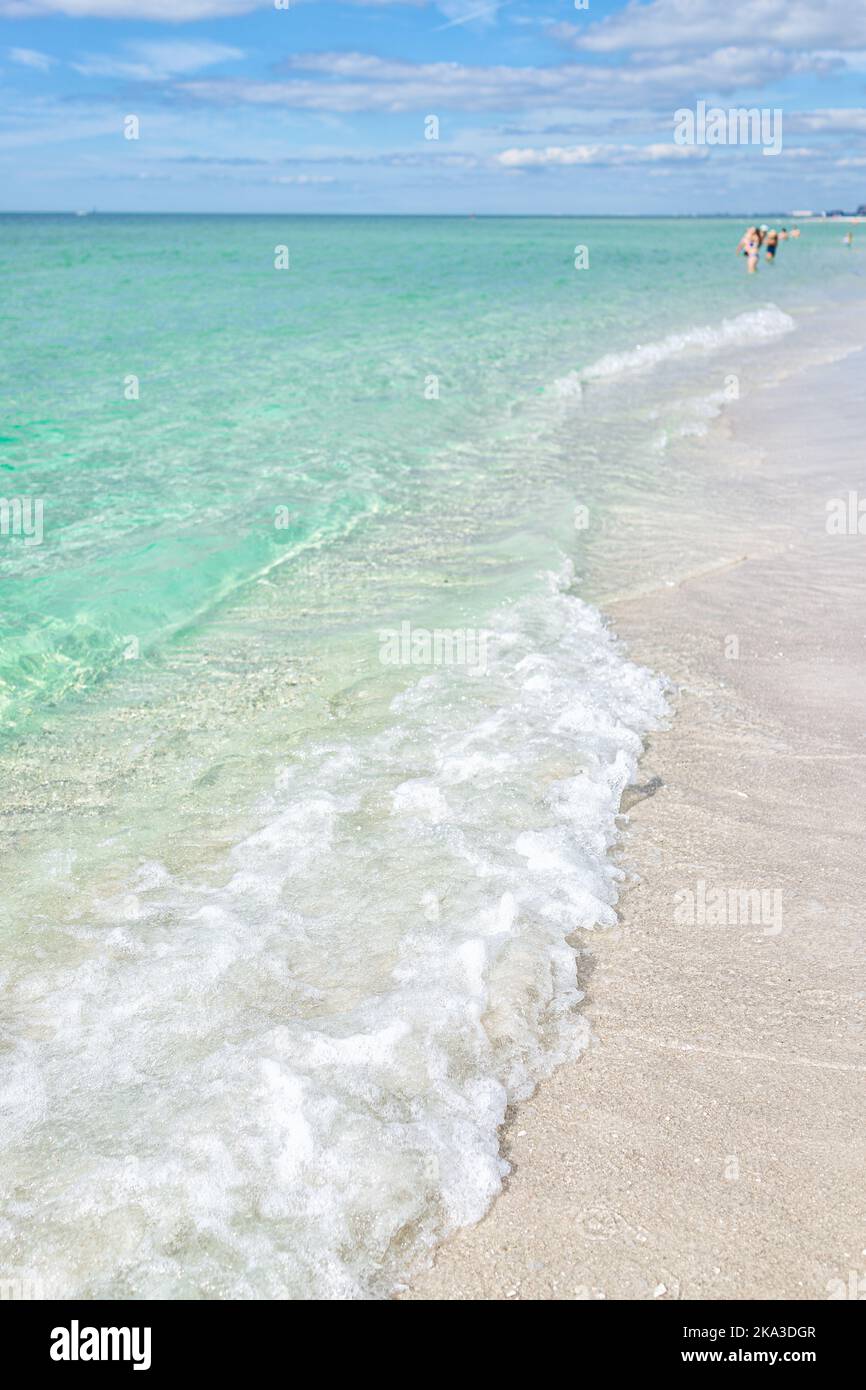 Parco di Clam pass spiaggia di Napoli a Collier contea, Florida con persone che nuotano in belle acque turchesi blu mare del Golfo del Messico sul sole Foto Stock Parco di Clam pass spiaggia di Napoli a Collier contea, Florida con persone che nuotano in belle acque turchesi blu mare del Golfo del Messico sul sole Foto Stock