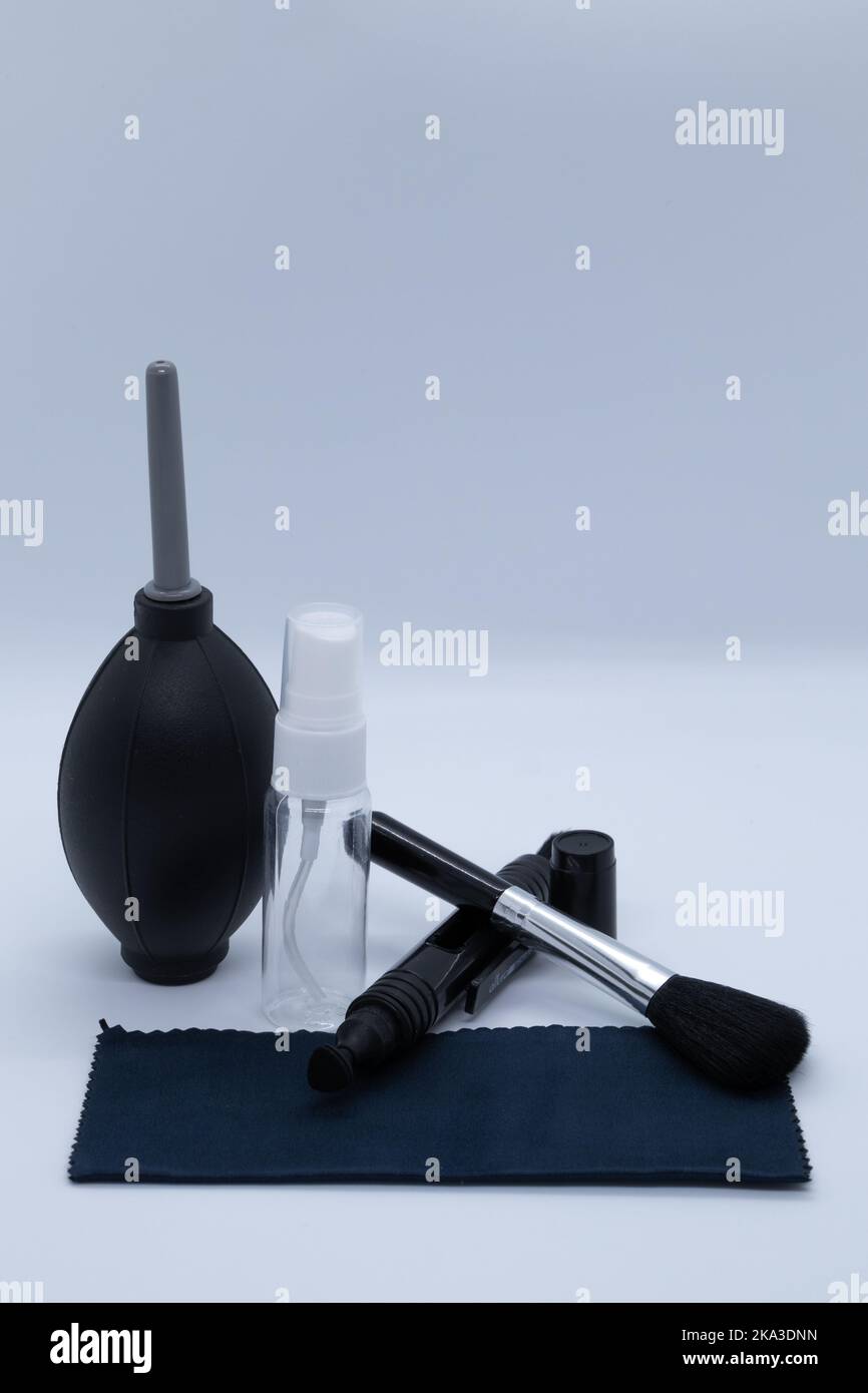 Materiali di consumo per la pulizia di fotocamere e oggetti vari su sfondo bianco Foto Stock