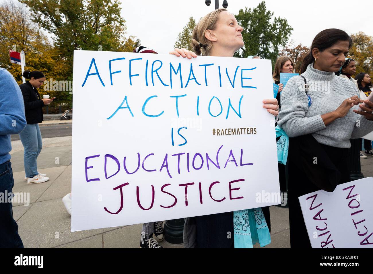 Washington, Stati Uniti. 31st Ott 2022. Donna con un segno che dice 'l'azione affermativa è giustizia educativa 'ad un raduno alla Corte Suprema in favore dell'uso dell'azione affermativa nelle ammissioni dell'università il giorno che le discussioni stanno sentendo sui casi relativi all'azione affermativa nelle ammissioni dell'università. (Foto di Michael Brochstein/Sipa USA) Credit: Sipa USA/Alamy Live News Foto Stock