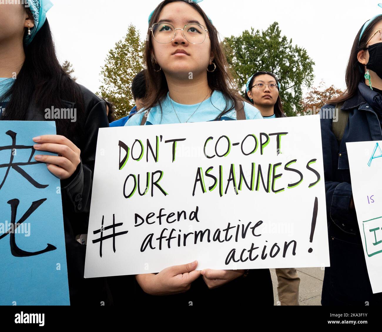 Washington, Stati Uniti. 31st Ott 2022. Donna con un segno che dice 'non coopt il nostro Aisianess, difenda l'azione affermativa 'ad un raduno alla Corte Suprema in favore dell'uso di azione affermativa nelle ammissioni dell'università il giorno che le argomentazioni stanno sentendo sui casi relativi all'azione affermativa nelle ammissioni dell'università. (Foto di Michael Brochstein/Sipa USA) Credit: Sipa USA/Alamy Live News Foto Stock