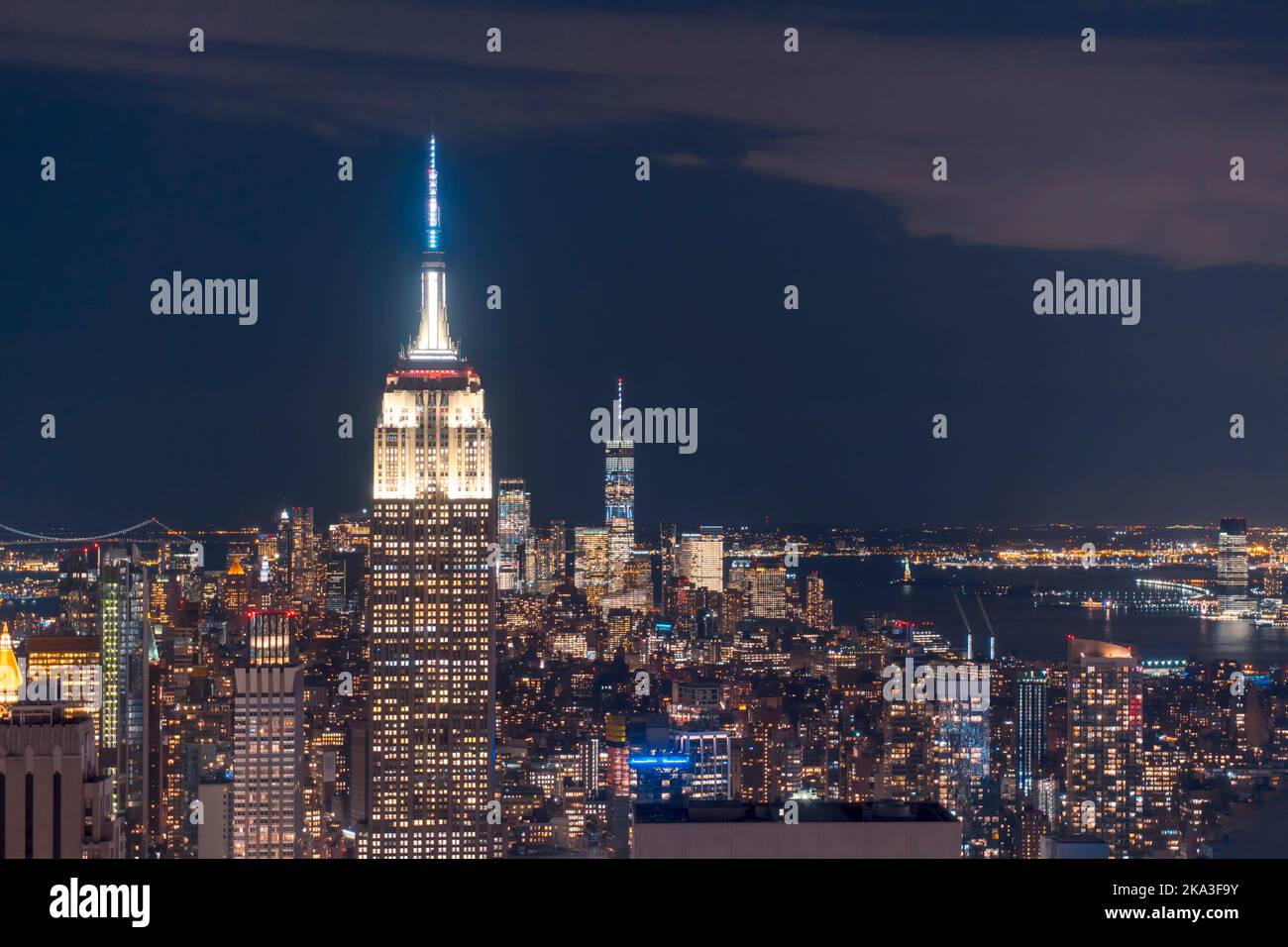 Vista aerea degli alti edifici situati sulla strada di Manhattan contro il cielo nuvoloso di New York, USA Foto Stock