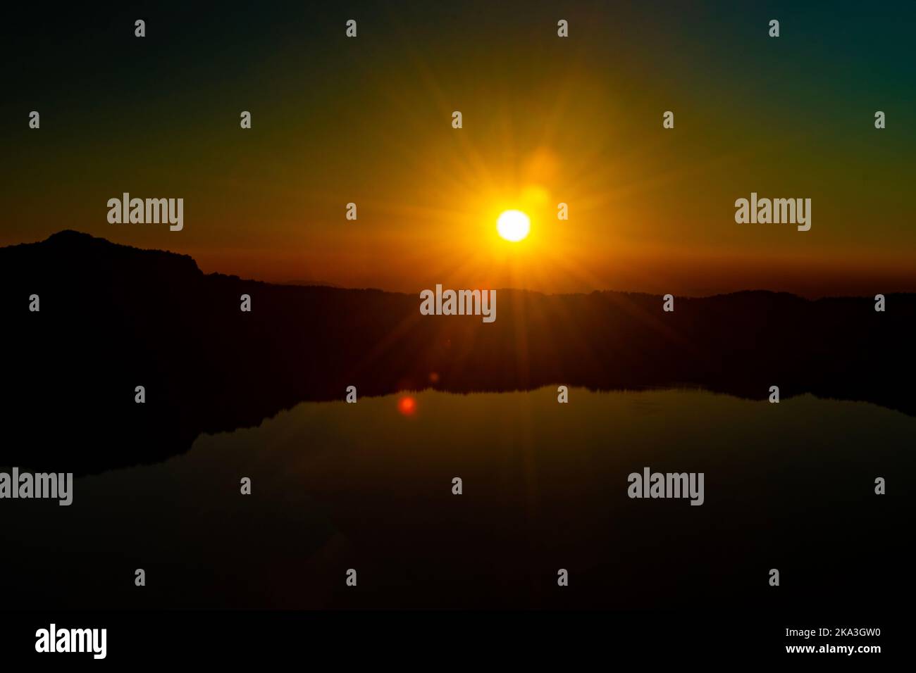 Tramonto sul Crater Lake National Park in Oregon. Immagine ripresa in un chiaro giorno d'autunno. Foto Stock