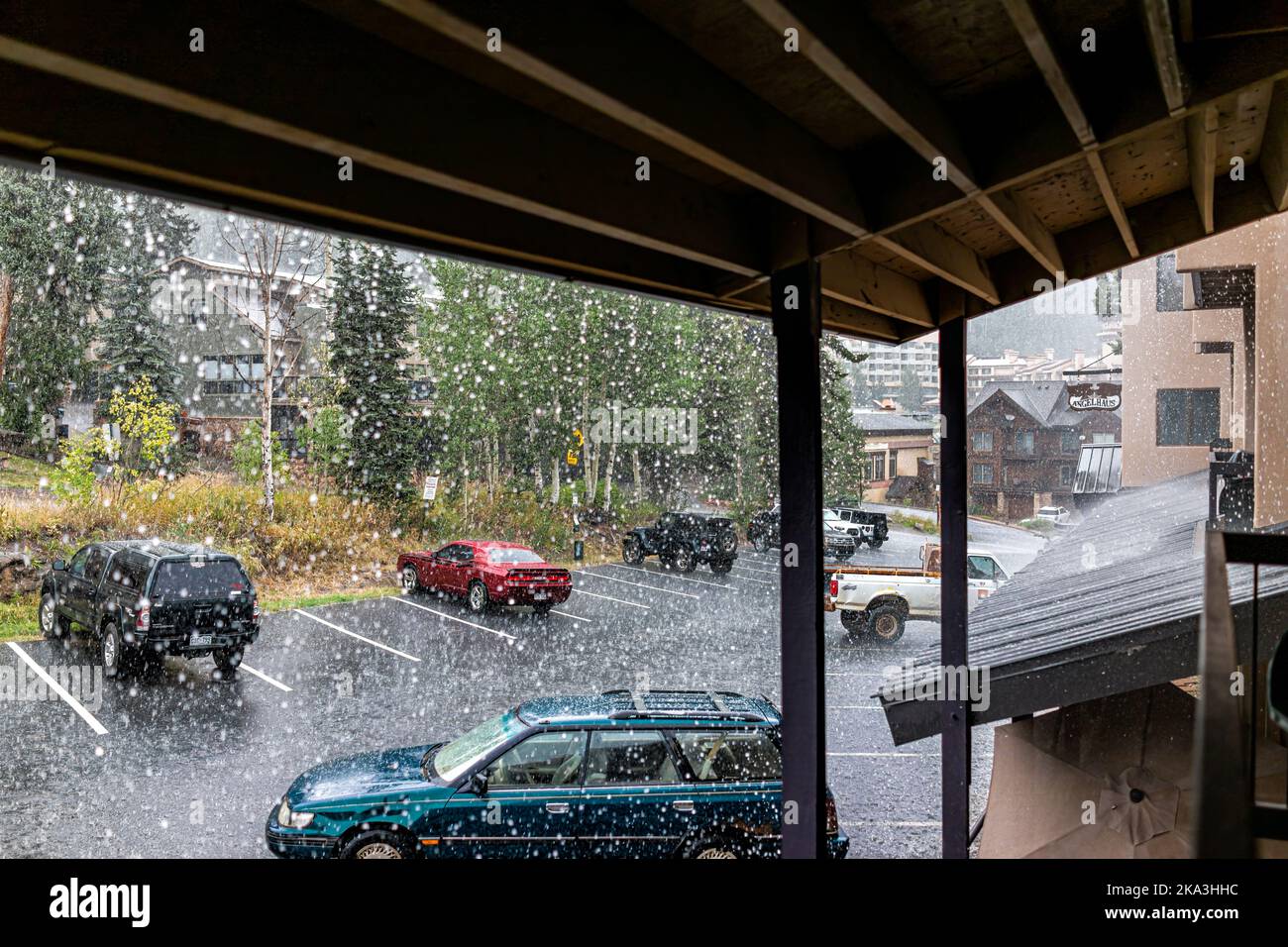 Purgatory, USA - 7 settembre 2019: Tempo piovoso in AngelHaus appartamento condominio edificio blacony in stazione sciistica con acqua piovana caduta fuori e auto Foto Stock