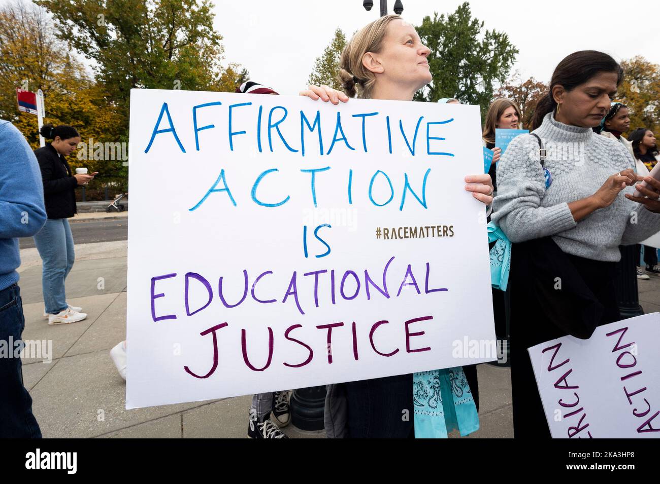 31 ottobre 2022, Washington, District of Columbia, Stati Uniti: Donna con un segno che dice ''l'azione affermativa è giustizia educativa'' ad un raduno alla Corte Suprema in favore dell'uso dell'azione affermativa nelle ammissioni dell'università il giorno che gli argomenti stanno sentendo sui casi relativi all'azione affermativa nelle ammissioni dell'università. (Credit Image: © Michael Brochstein/ZUMA Press Wire) Foto Stock