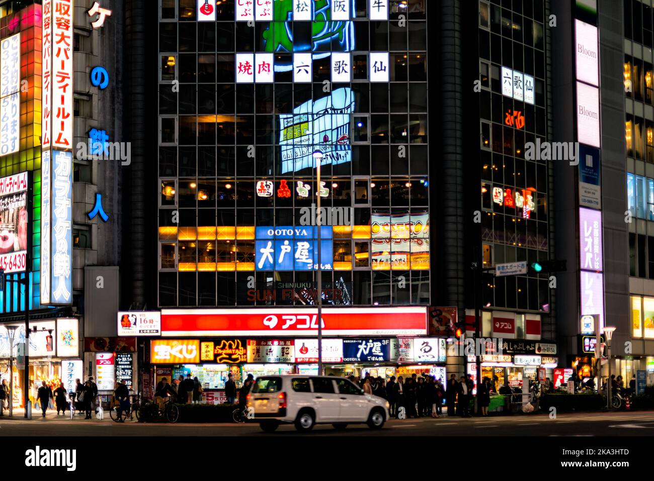 Shinjuku, Giappone - 3 aprile 2019: Shinjuku strada trafficata di notte con luci al neon e la gente nei negozi vicino al quartiere Kabuki-cho nella metropoli di Tokyo Foto Stock