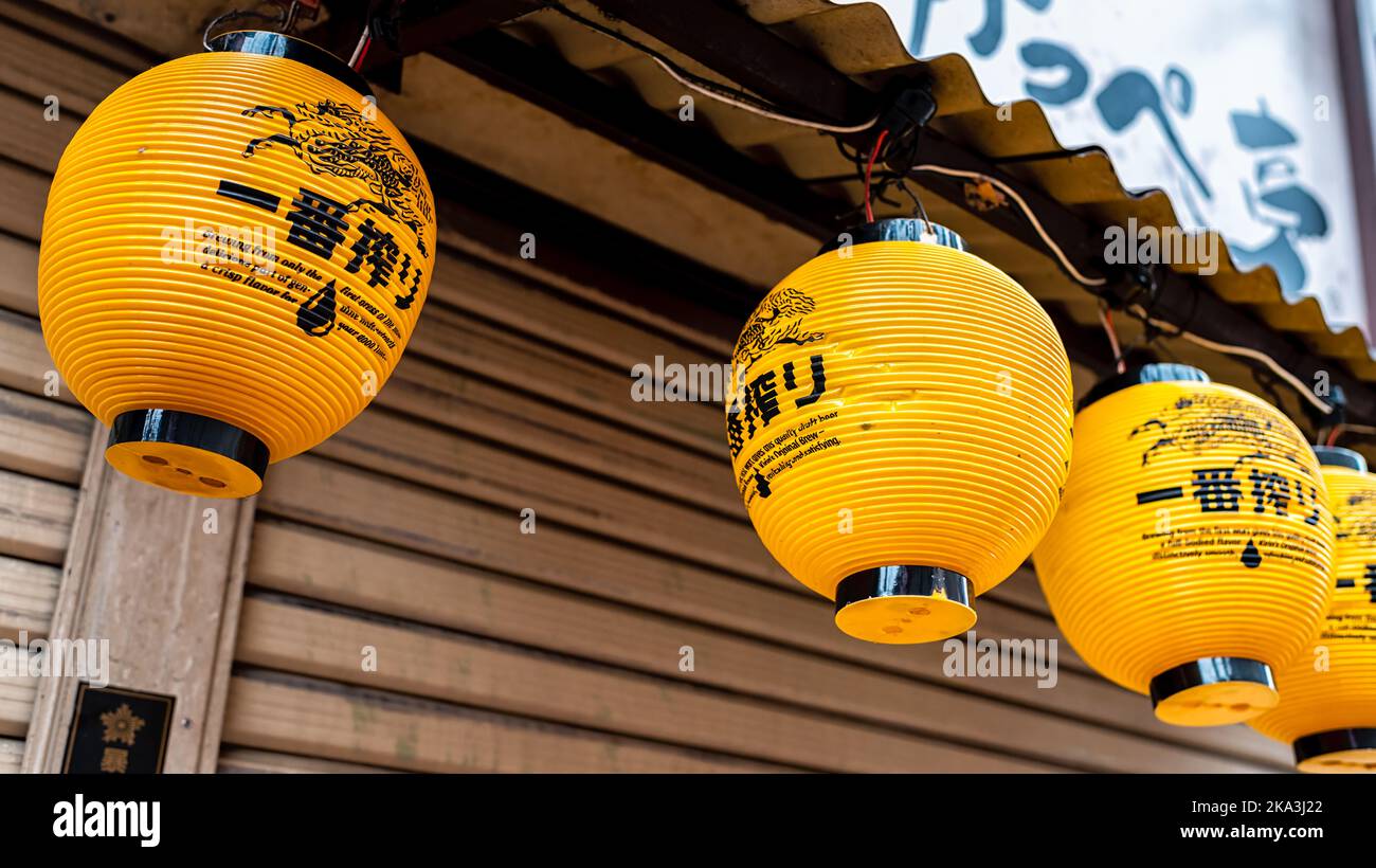 Shinjuku, Giappone - 28 marzo 2019: Corsia della memoria vicolo omoide yokocho con lanters gialli appesi della carta per la pubblicità della birra alla spina di Kirin da izakaya bar Foto Stock