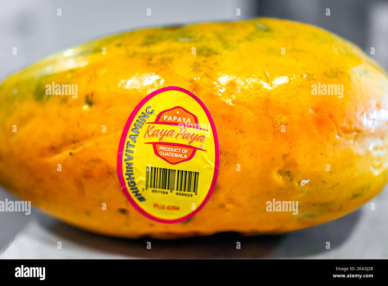 Napoli, USA - 25 marzo 2022: Kaya Paya papaya matura frutta intera cruda su tavola, un prodotto del Guatemala importato come varietà di tainung ricca di vitamina C. Foto Stock