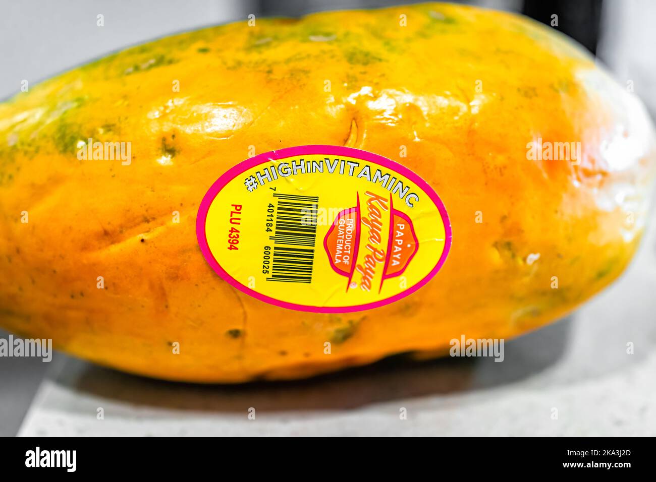 Napoli, USA - 25 marzo 2022: Kaya Paya papaya matura frutta intera cruda su tavola, prodotto del Guatemala importato come varietà di tainung ricca di vitamina C. Foto Stock