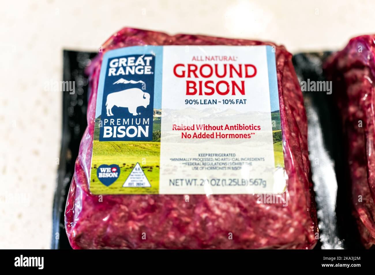 Napoli, USA - 29 aprile 2022: Macro closeup di carne di bisonte macinata cruda cruda e fresca di marca Great Range azienda graminacea allevata con Foto Stock