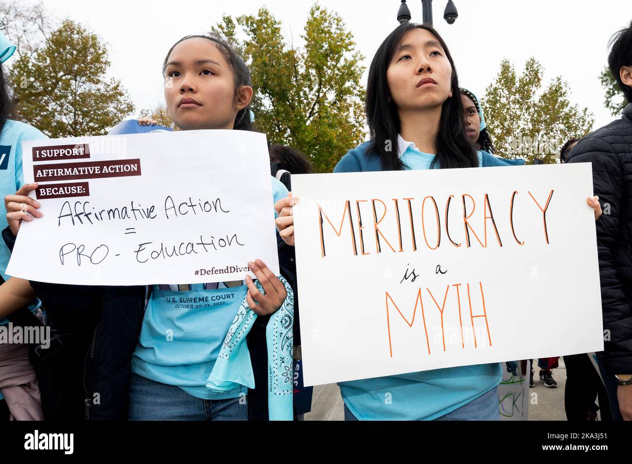 31 ottobre 2022, Washington, District of Columbia, Stati Uniti: Le donne con i segni che dicono ''appoggio l'azione affermativa perché l'azione affermativa = pro-educazione ''e ''la meritocrazia è un mito'' ad un raduno alla Corte Suprema in favore dell'uso dell'azione affermativa nelle ammissioni dell'università il giorno che le discussioni sono state ascoltate sui casi relativi all'azione affermativa biglietti d'ingresso all'università. (Credit Image: © Michael Brochstein/ZUMA Press Wire) Foto Stock
