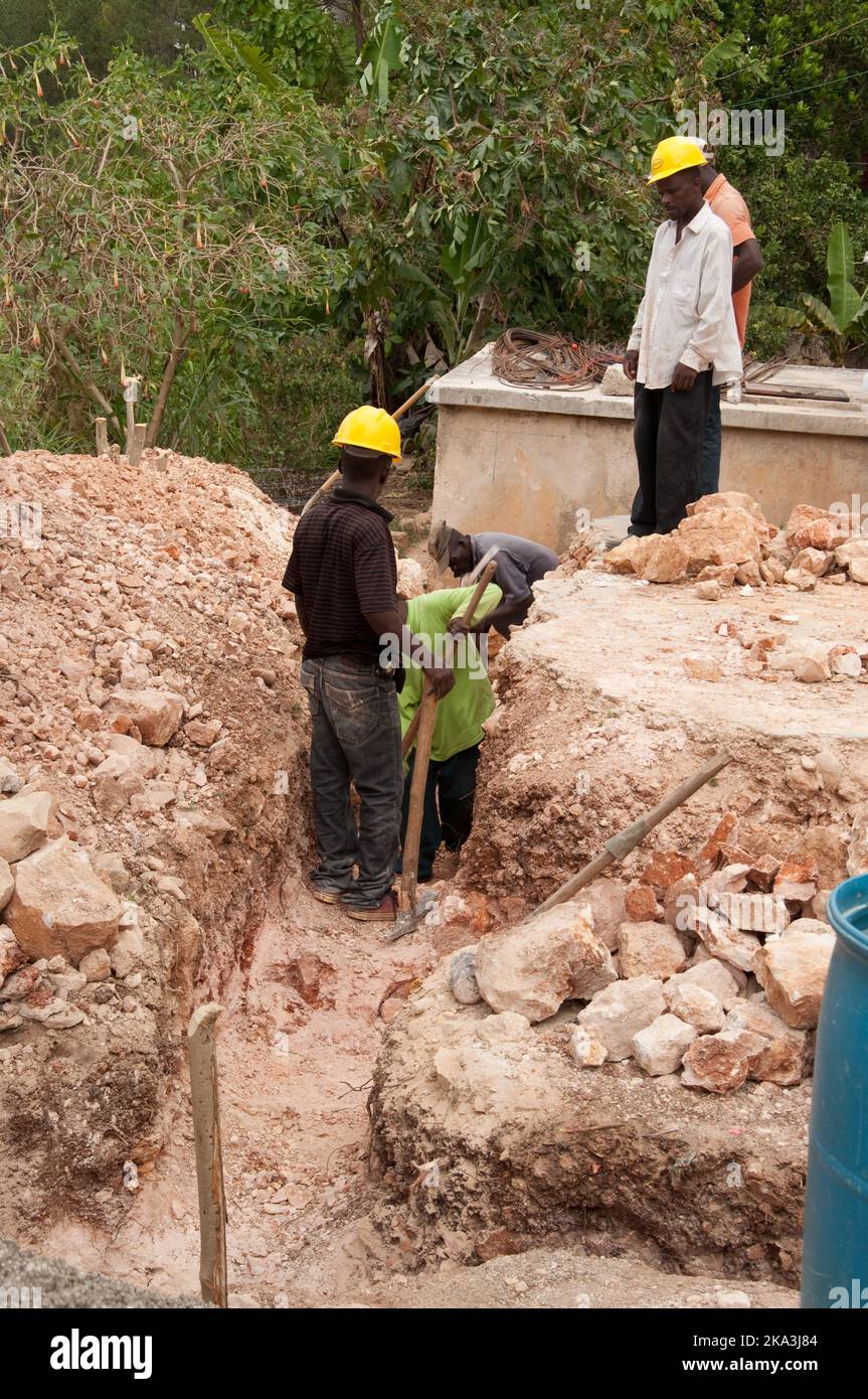 Operai che ricostruiscono Casa distrutta dal terremoto, Port-au-Prince, Haiti - nel 2010, un terremoto molto grave ha distrutto molte vite. Foto Stock