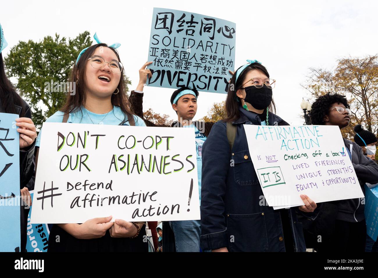 31 ottobre 2022, Washington, District of Columbia, Stati Uniti: Persone con segni che dicono ''non co-opt our Aisianess, difendere l'azione affermativa'', ''diversità di solidarietà'' e ''azione affermativa non è spuntare una casella, è vissuto esperienze, punti di forza unici, Equity & Opportunity'' ad un raduno presso la Corte Suprema a favore dell'uso di azioni affermative nelle ammissioni universitarie il giorno in cui si stanno sentendo argomenti su casi relativi ad azioni affermative nelle ammissioni universitarie. (Credit Image: © Michael Brochstein/ZUMA Press Wire) Foto Stock