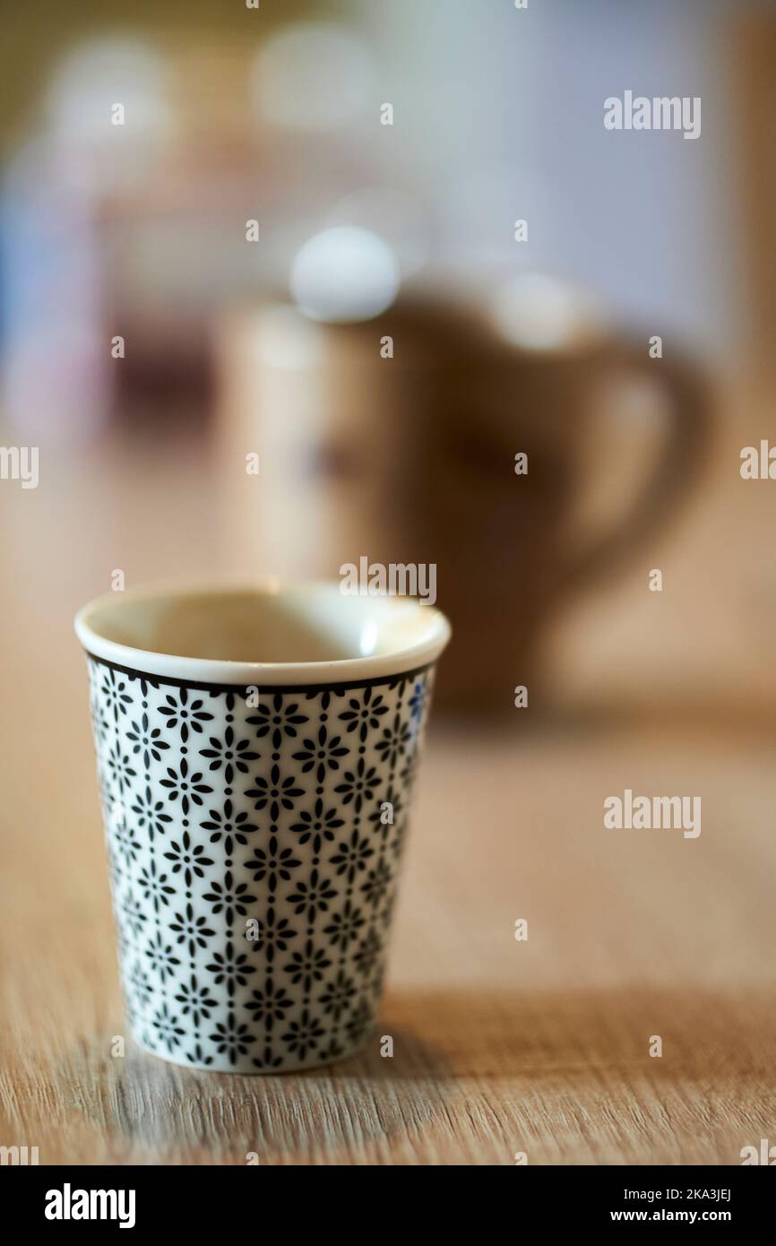 Una foto selettiva di una bella tazza in porcellana per il tè con motivo floreale Foto Stock