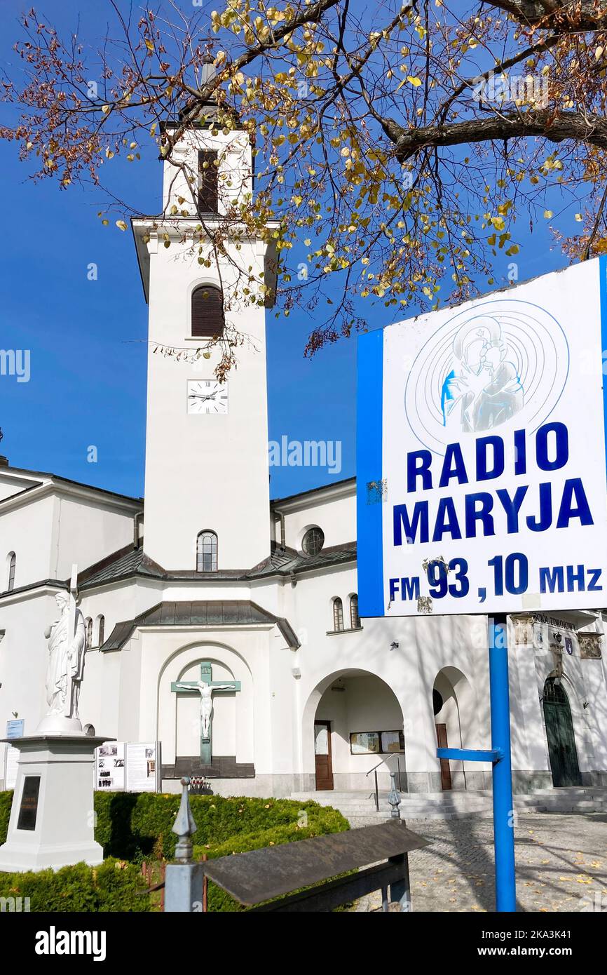 Segno di radio Maryja con una Chiesa cattolica sullo sfondo in Polonia Foto Stock