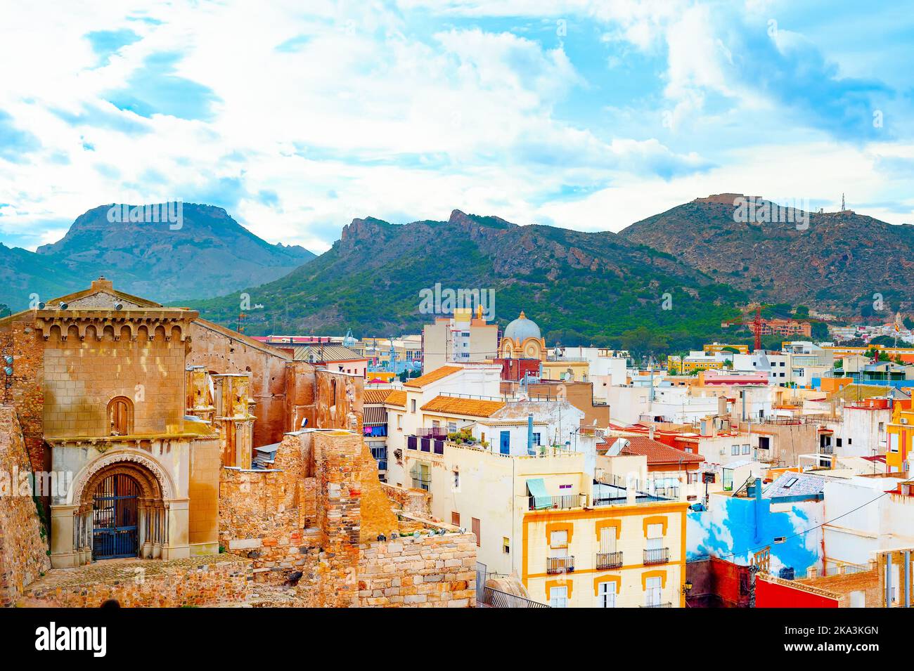 Città vecchia in montagna, architettura colorata, Cartagena, Spagna Foto Stock