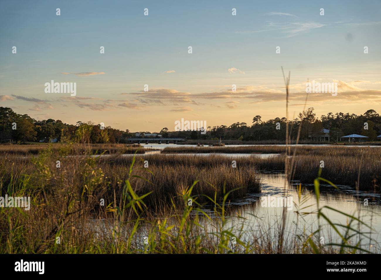 Una vista aerea di un porto marittimo durante il tramonto a Moss Point, Mississippi, USA Foto Stock