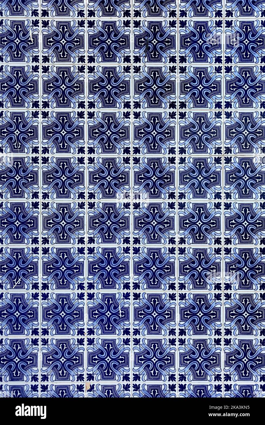 Tradizionali piastrelle azulejo portoghesi nell'edificio di Lisbona, Portogallo Foto Stock