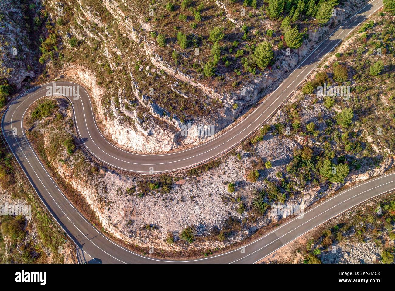 La strada a serpentina in Croazia - vista aerea della valle naturale di montagna con strada a serpentina nel parco nazionale Krka Foto Stock