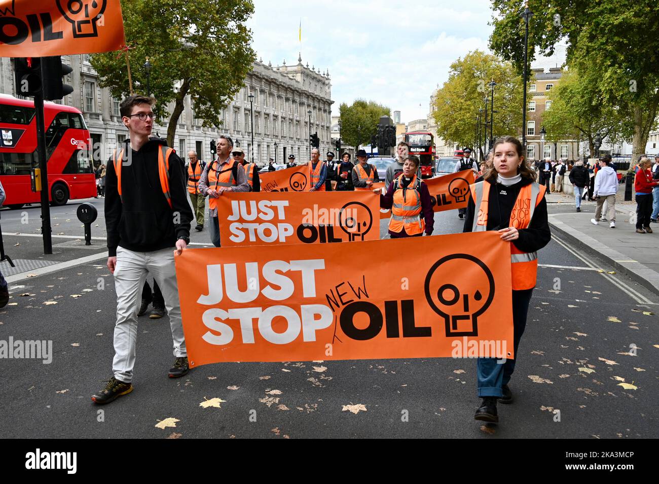 Londra, Regno Unito. 31st ottobre 2022, gli attivisti Just Stop Oil hanno continuato con le loro dimostrazioni a Whitehall il giorno 31 della loro campagna. Un portavoce di Just Stop Oil è stato citato come dicendo: "Non siamo disposti a stare a guardare mentre tutto ciò che amiamo viene distrutto, mentre le persone vulnerabili soffrono la fame e le imprese di combustibili fossili e i ricchi profitti dalla nostra miseria”. Foto Stock