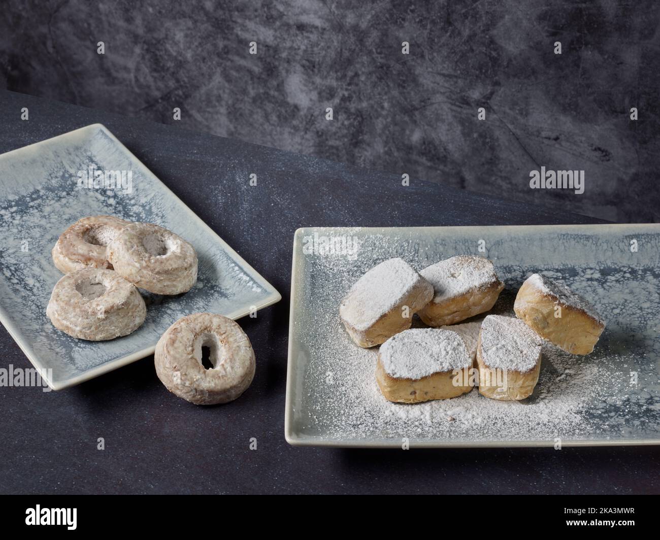 Ciambelle e dolci di mandorle ricoperti di zucchero Foto Stock