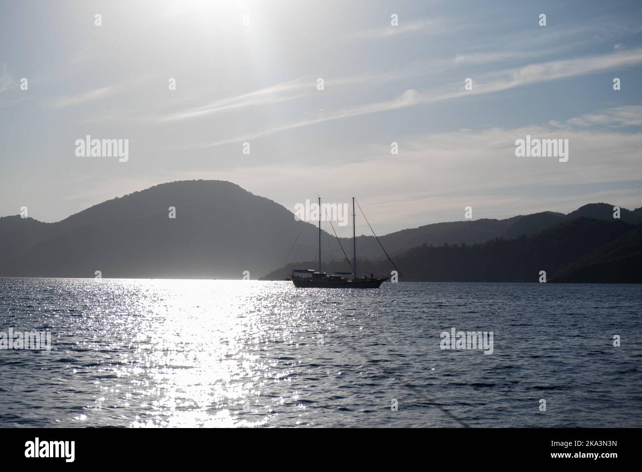 Bella baia con barca a vela, yacht in mare turchese, vacanze di lusso o regata vela sport. Foto Stock