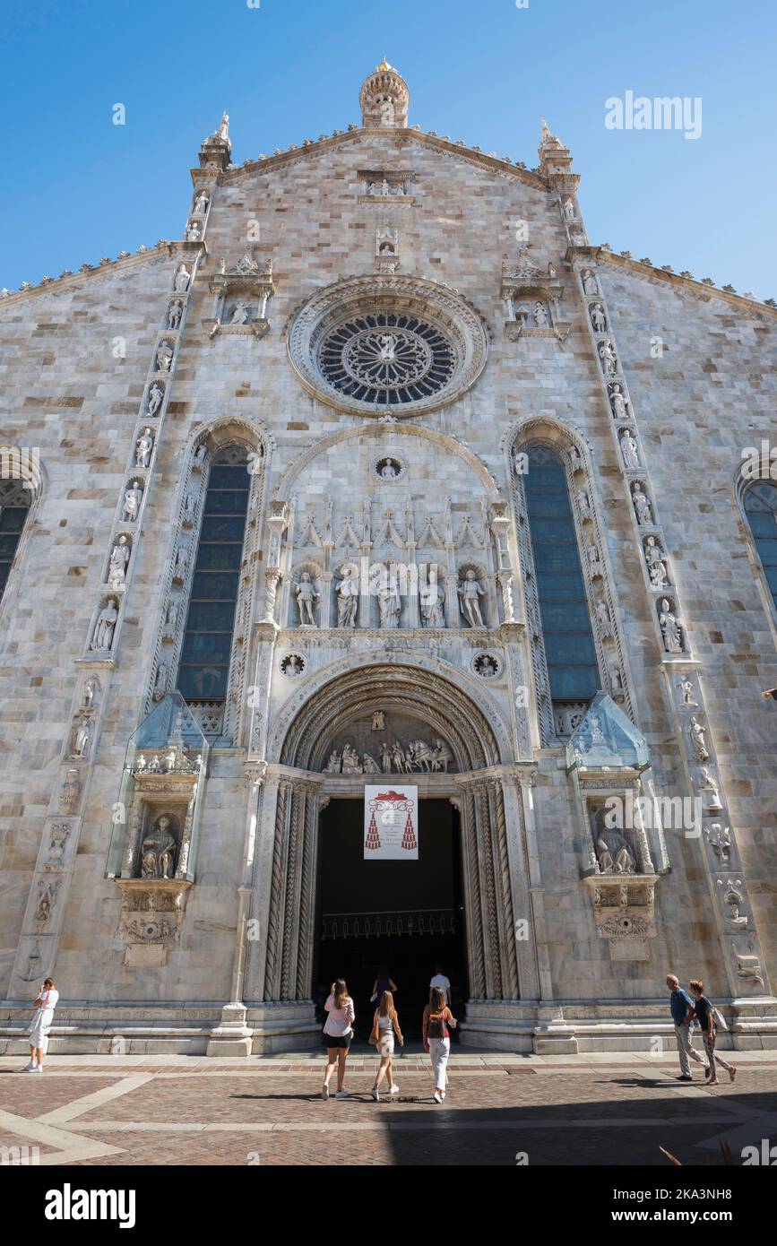 Duomo di Como, vista sulla facciata ovest della Cattedrale di Como situata in Piazza Duomo, nel centro storico della città di Como, Lombardia, Italia Foto Stock