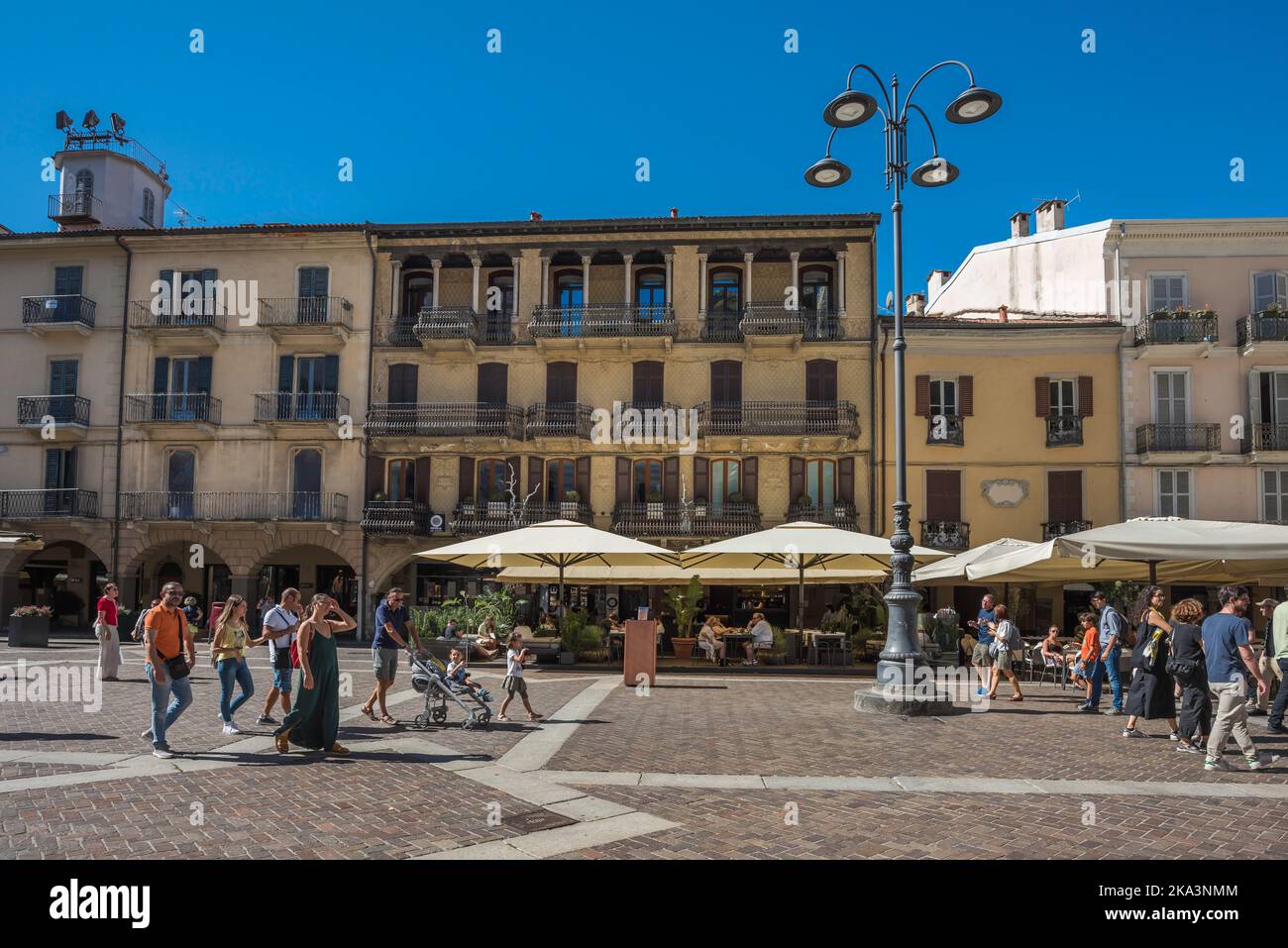 Centro di Como, vista in estate del suggestivo lato ovest di Piazza Duomo fiancheggiata da caffetterie, città di Como, Lago di Como, Lombardia, Italia Foto Stock