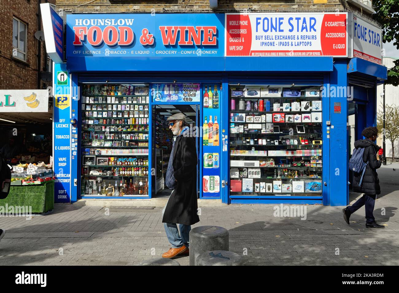 Un negozio d'angolo che vende una vasta gamma di vari tipi di merci in Hounslow High Street Londra Inghilterra Regno Unito Foto Stock