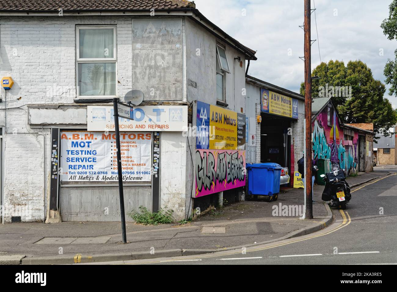 Un garage per la riparazione e la manutenzione di motori in strada a Hounslow West London Inghilterra Regno Unito Foto Stock