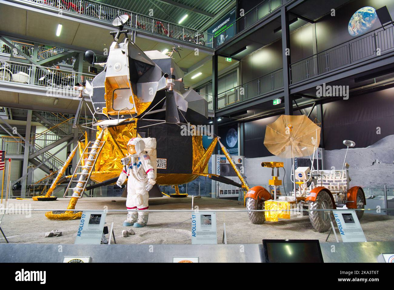 SPEYER, GERMANIA - OTTOBRE 2022: l'astronauta americano US Yellow Lunar Landing Craft APOLLO 15 17 e Lunar Roving Vehicle LRV Moon car 1971 nella Techn Foto Stock